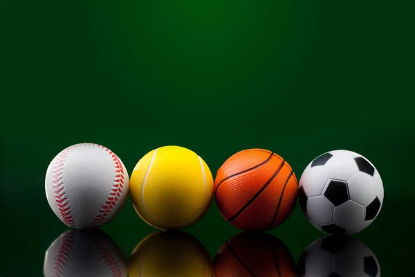 Sportbälle vor schwarzem Hintergrund — Stockfoto