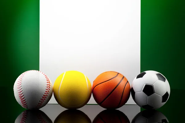 Sport bollar framför svart bakgrund — Stockfoto