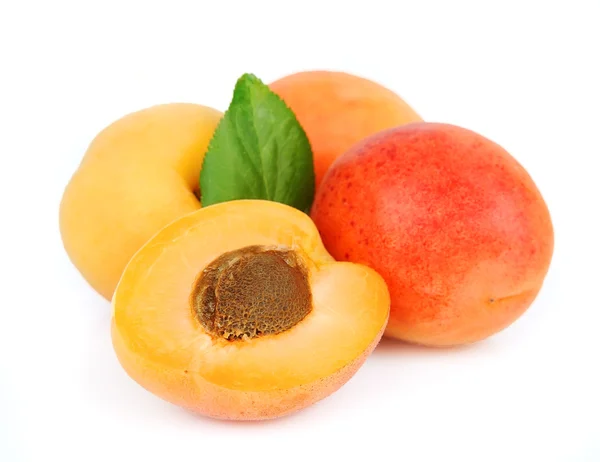 Süße Aprikose mit Blättern — Stockfoto