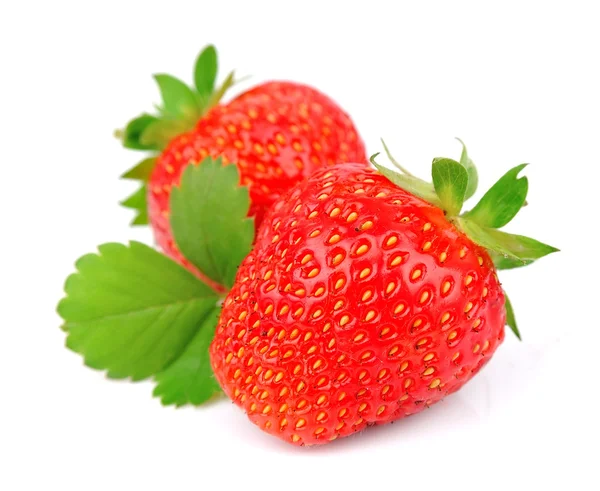 Süße Erdbeere mit Blättern — Stockfoto