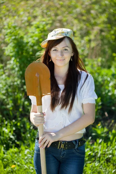 Gelukkige vrouw tuinieren met spade — Stockfoto