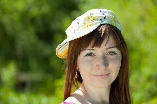 Усміхнена жінка в шапці — стокове фото