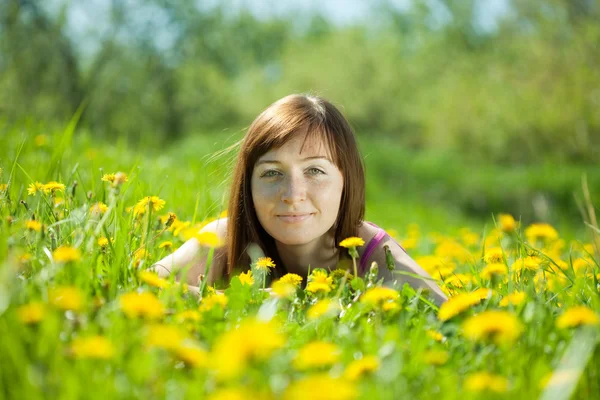 Freckle woman relaxing in grass — Stock Photo, Image