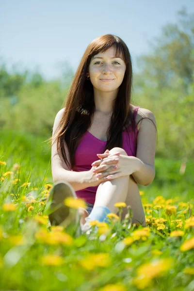タンポポの花輪で幸せな女の子 — ストック写真