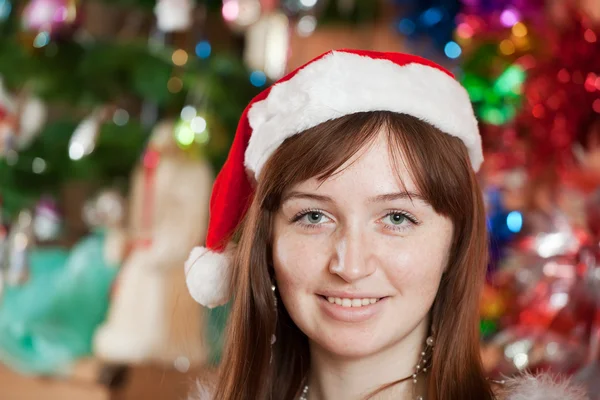 Дівчина проти різдвяних прикрас — стокове фото