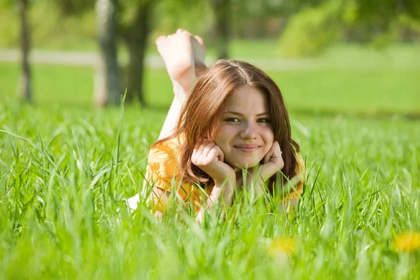 Menina relaxante ao ar livre — Fotografia de Stock