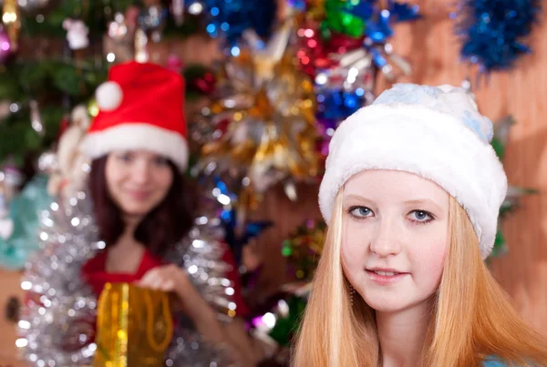 Meninas contra a decoração de Natal — Fotografia de Stock