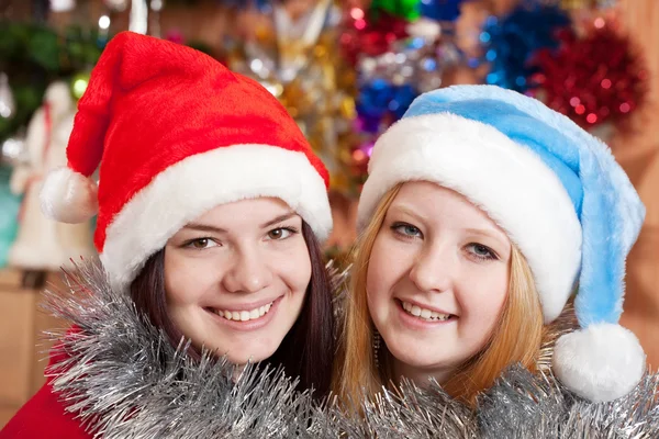 Ritratto di ragazze con cappelli natalizi — Foto Stock