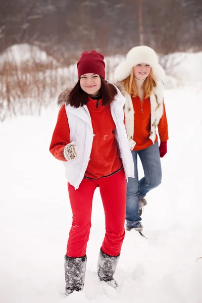 Meninas corre no parque de inverno — Fotografia de Stock