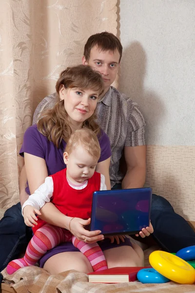 Family at home with laptop — Stock Photo, Image