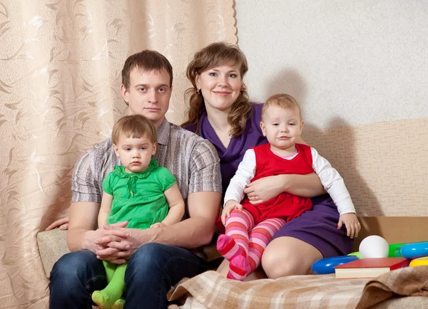 Família de quatro pessoas em casa — Fotografia de Stock