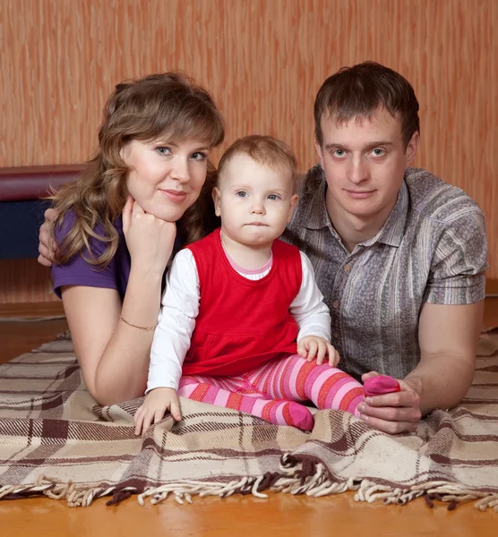 Föräldrar och barn hemma — Stockfoto