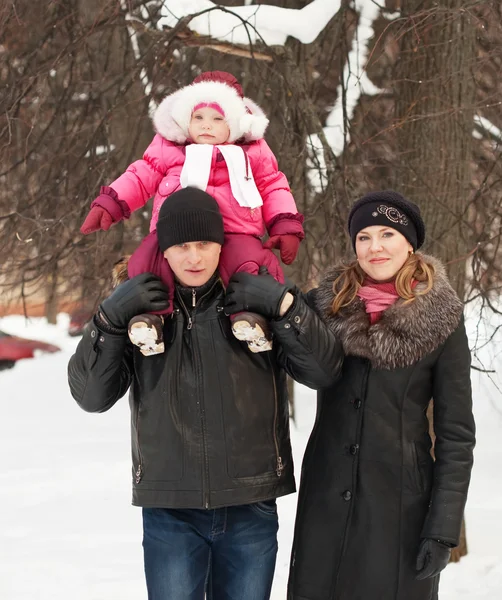Ouders met peuter in de winter — Stockfoto
