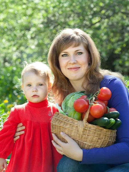 Žena a dítě s sklizené zeleniny — Stock fotografie