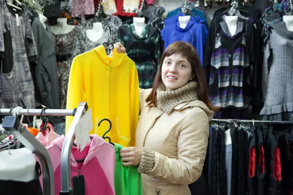 Vrouw kiest kleding — Stockfoto