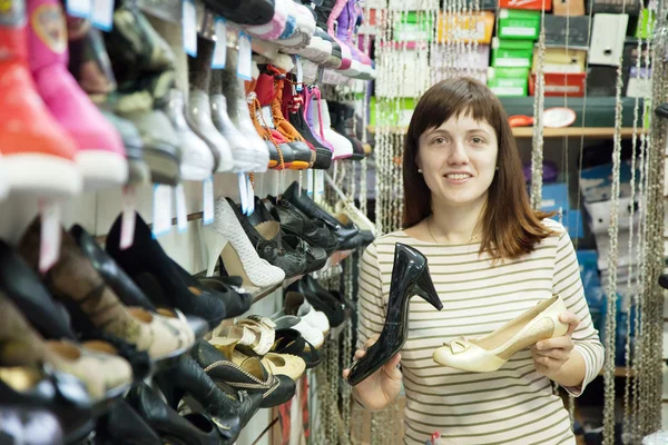 Donna sceglie scarpe — Foto Stock