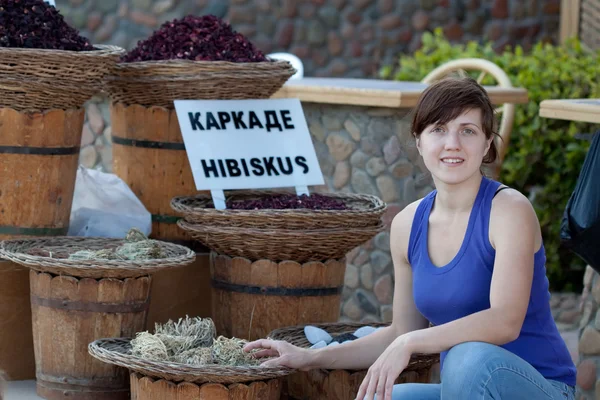 Woman chooses herbs — Stock Photo, Image