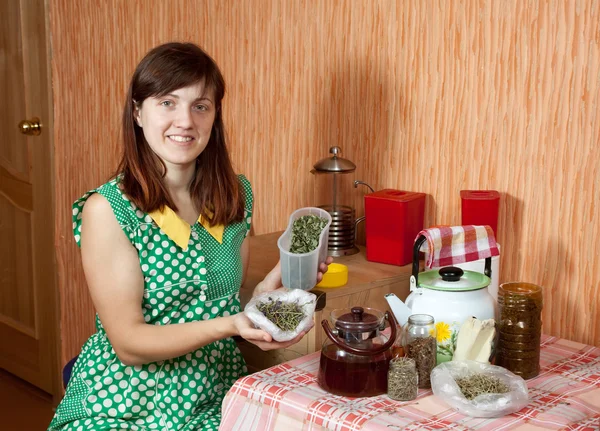 Woman brews herbs — Stock Photo, Image