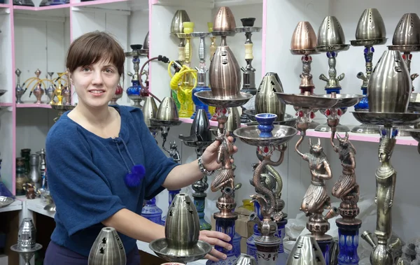 Kvinna väljer sheesha i egyptiska shop — Stockfoto