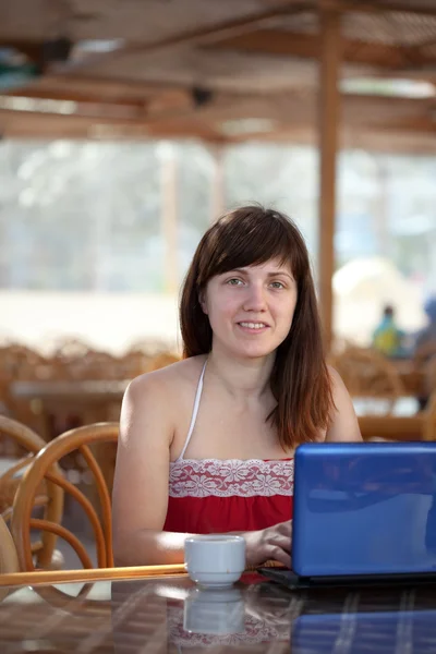 Vrouw met laptop in café — Stockfoto