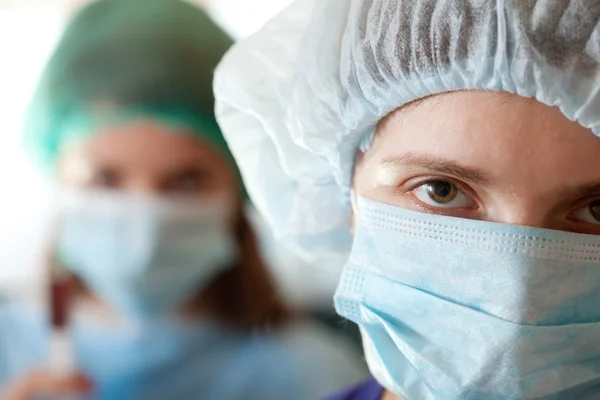 Artsen in masker bij kliniek — Stockfoto