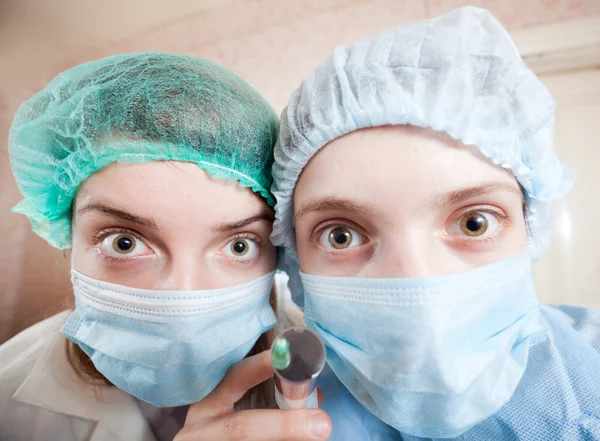 Doktorlar şırınga ile — Stok fotoğraf