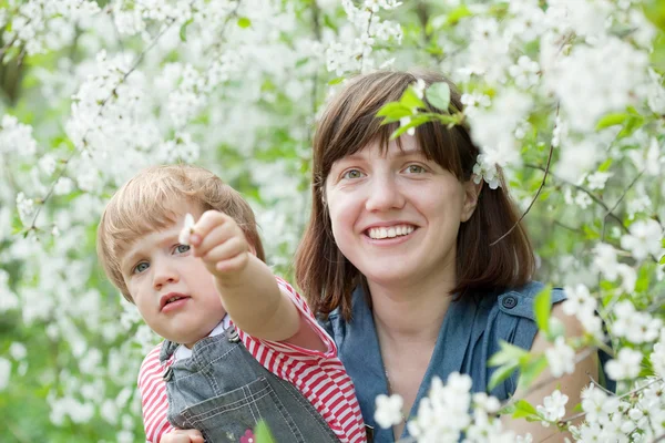 Lycklig familj på våren — Stockfoto