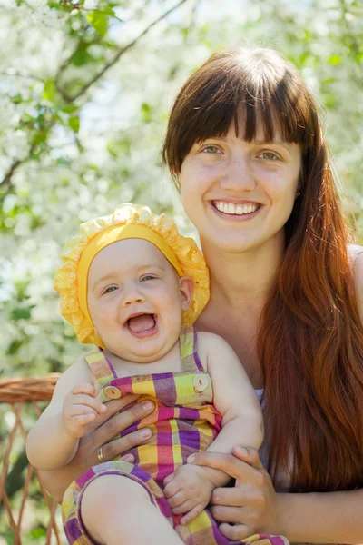 아기를 가진 행복 한 어머니 — 스톡 사진