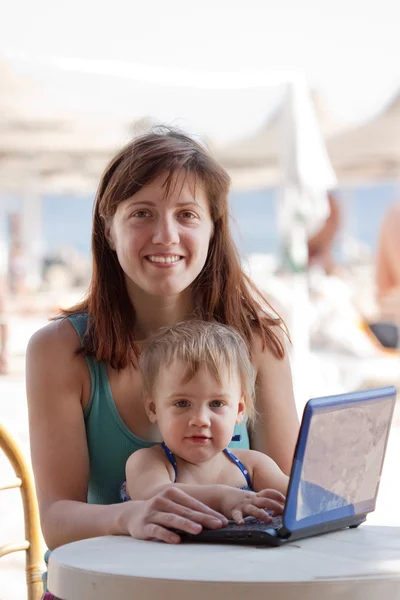 Mutlu anne ve yürümeye başlayan çocuk ile laptop Resort — Stok fotoğraf