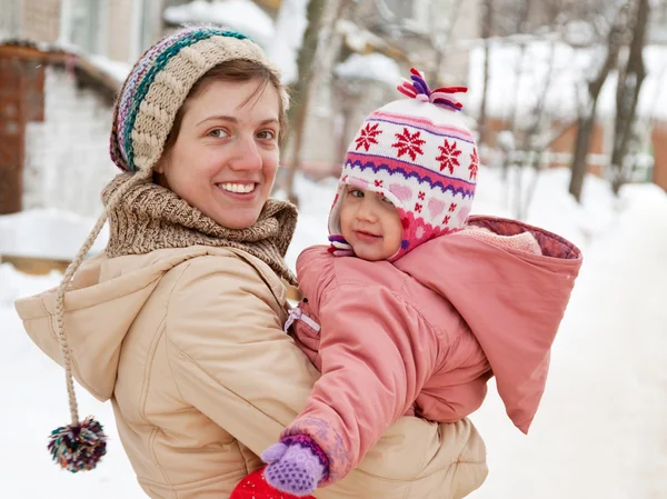 Mutter mit Kleinkind im Winter — Stockfoto