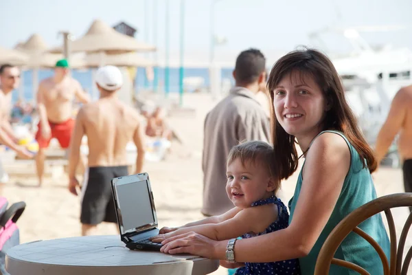 해변에서 노트북으로 행복 한 가족 — 스톡 사진