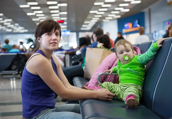母亲和儿童在机场 — 图库照片
