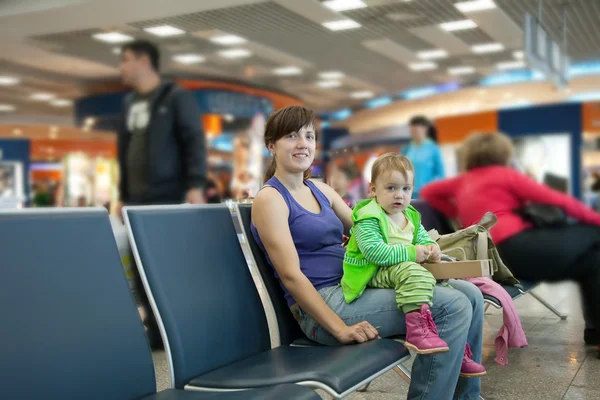 Μητέρα και παιδί στο αεροδρόμιο — Φωτογραφία Αρχείου
