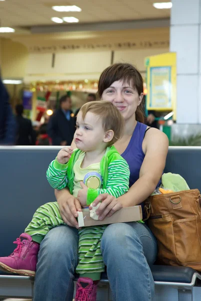 Mamma och hennes på flygplats — Stockfoto