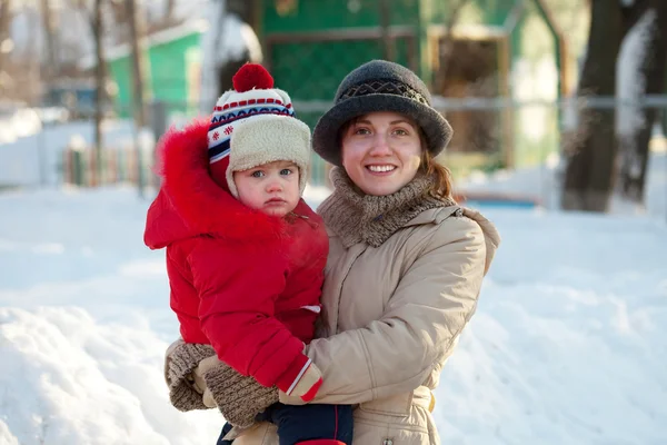 Mãe feliz com criança no inverno — Fotografia de Stock