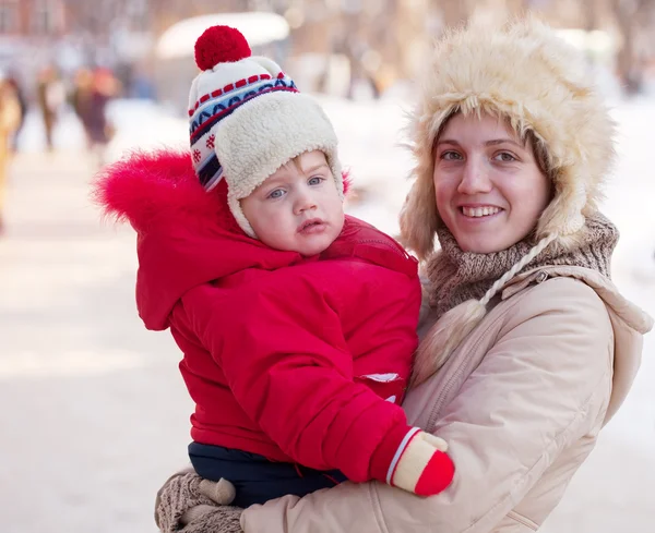 Glückliche Mutter mit Kleinkind im Winter — Stockfoto