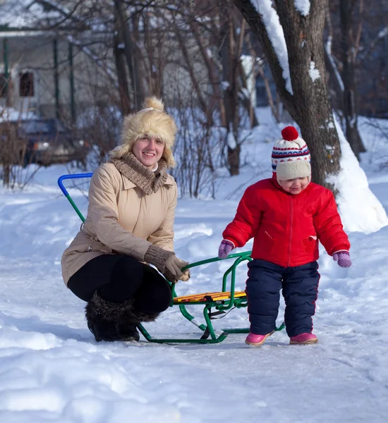 Matka s batoletem v zimě — Stock fotografie