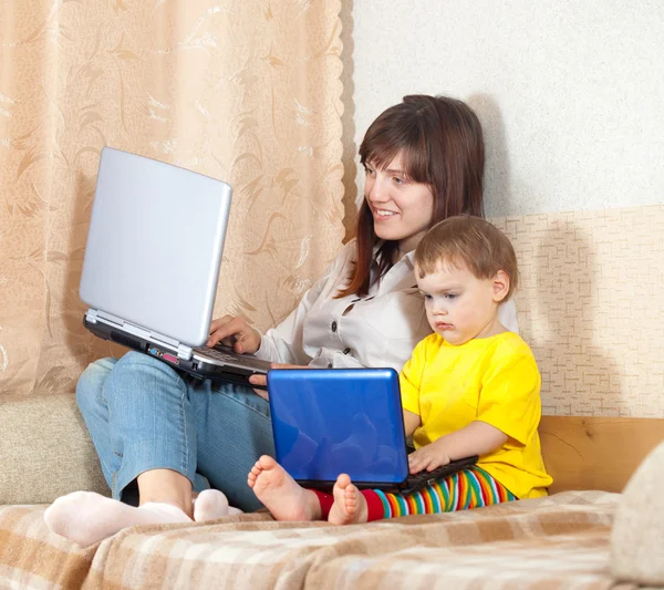 Mãe feliz e criança com laptops — Fotografia de Stock