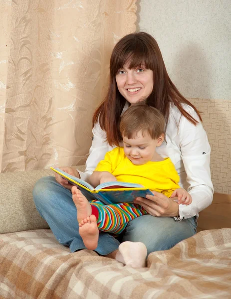 Mãe e filha leitura livro — Fotografia de Stock