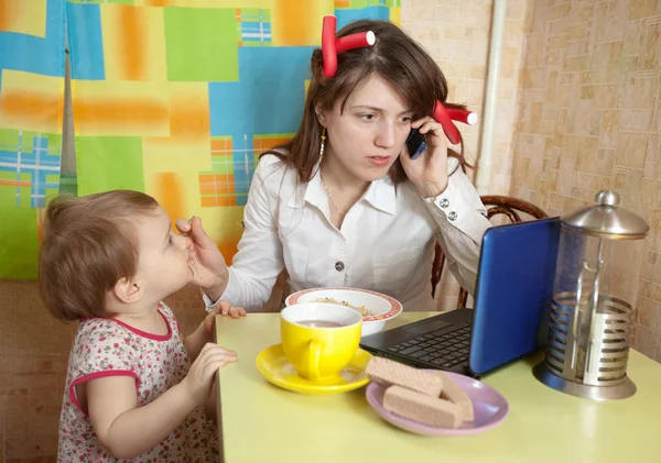 Moeder voeden van baby en het gebruik van laptop; deze keer — Stockfoto