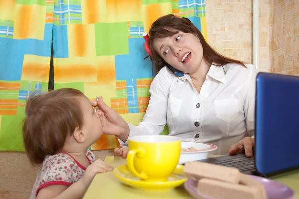 Mother and child eating breakfast — Stock Photo, Image