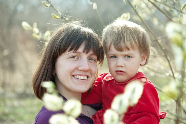 Moeder met meisje in het voorjaar van — Stockfoto