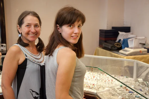 Женщины в ювелирном магазине — стоковое фото