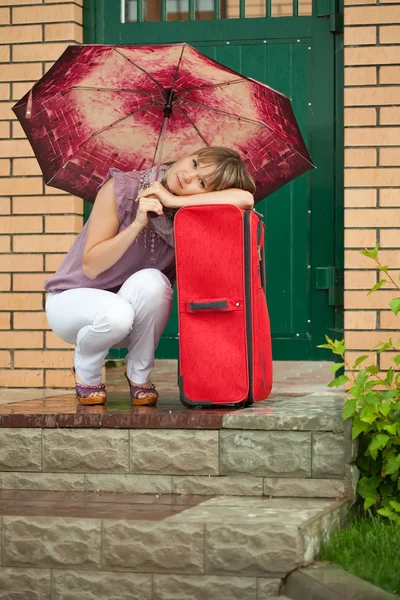 Femme heureuse avec bagages — Photo