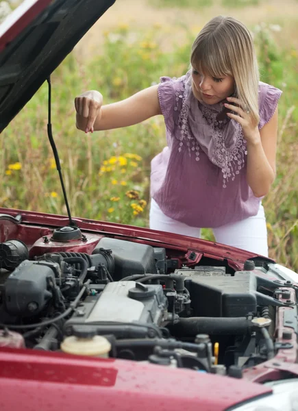Žena s její rozbité auto — Stock fotografie