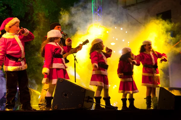 Dzieci śpiewają bożonarodzeniowe piosenki na publicznym występie — Zdjęcie stockowe