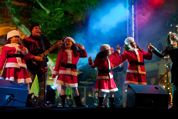Τα παιδιά τραγουδούν χριστουγεννιάτικα τραγούδια σε δημόσια εμφάνιση — Φωτογραφία Αρχείου