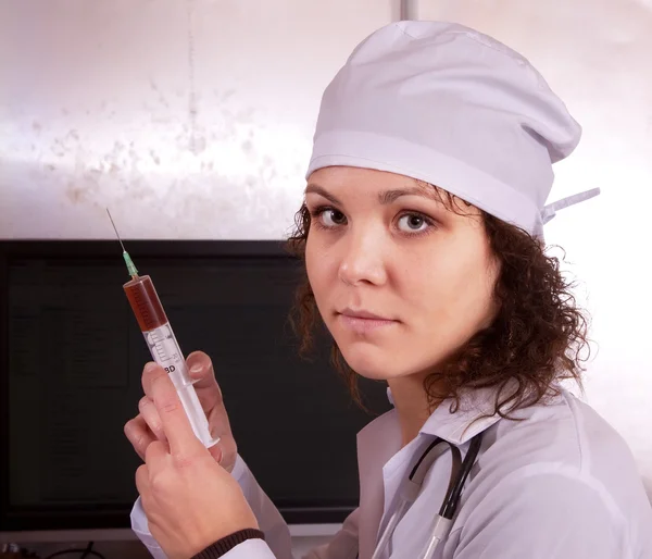 Медсестра со шприцем в клинике — стоковое фото