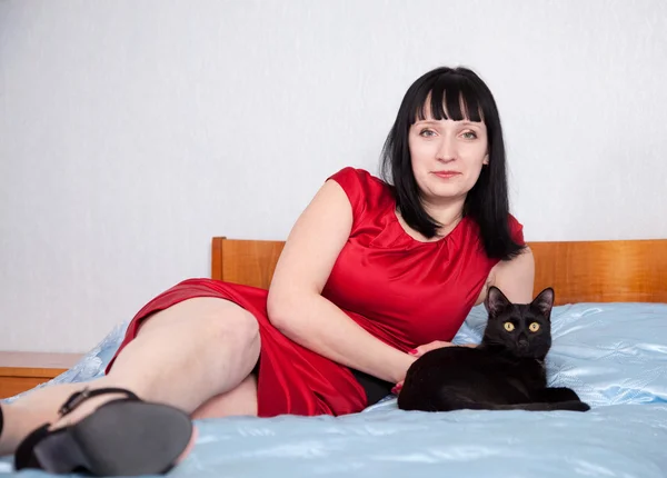 Γυναίκα με μαύρη γάτα — Φωτογραφία Αρχείου