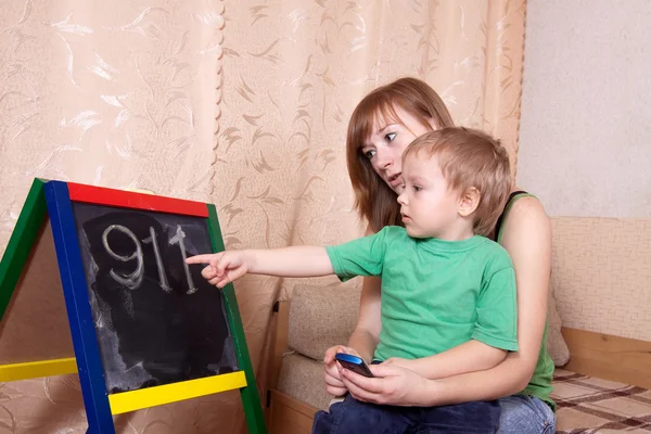 Madre insegna bambino — Foto Stock